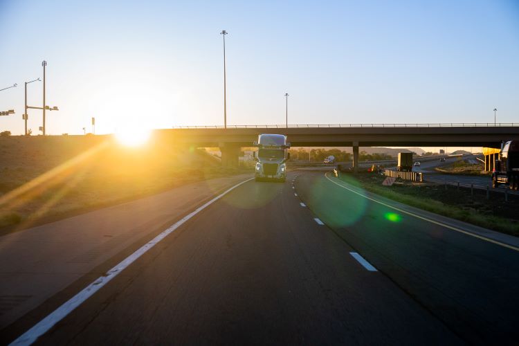 Un mejor estilo de conducción autónoma, rutas y tiempos, por ejemplo durante la noche, pueden ayudar a reducir las emisiones de CO₂ mediante la eficiencia del combustible