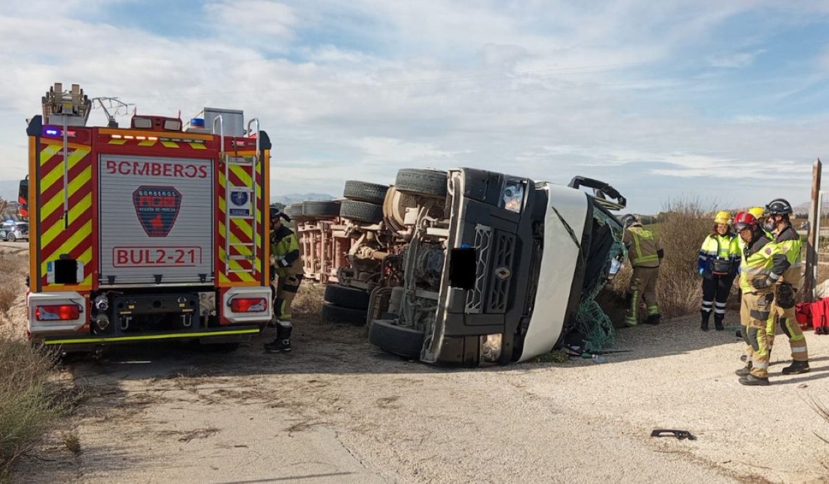Imagen del camión accidentado. Foto: CEIS