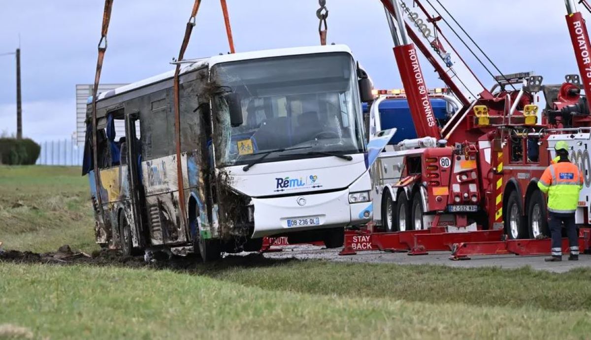 El autobús escolar volcó en una zanja alrededor de las 7 de la mañana del jueves 30 de enero, cerca de Châteaudun en Eure-et-Loir. Un estudiante de secundaria de 15 años murió en el accidente • © QUENTIN REIX / L'ECHO REPUBLICAIN / MAXPPP