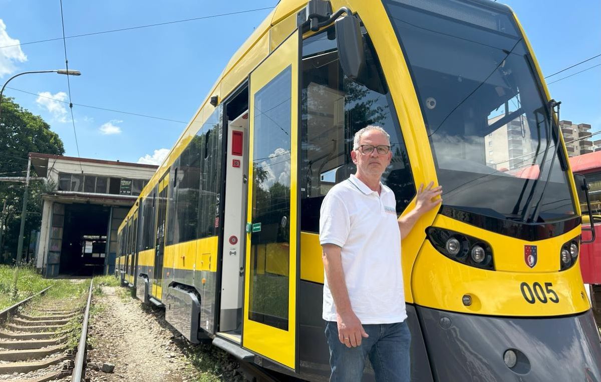 Esad Mujagić junto al tranvía más nuevo de Sarajevo. Fotos: Banco Europeo de Inversiones