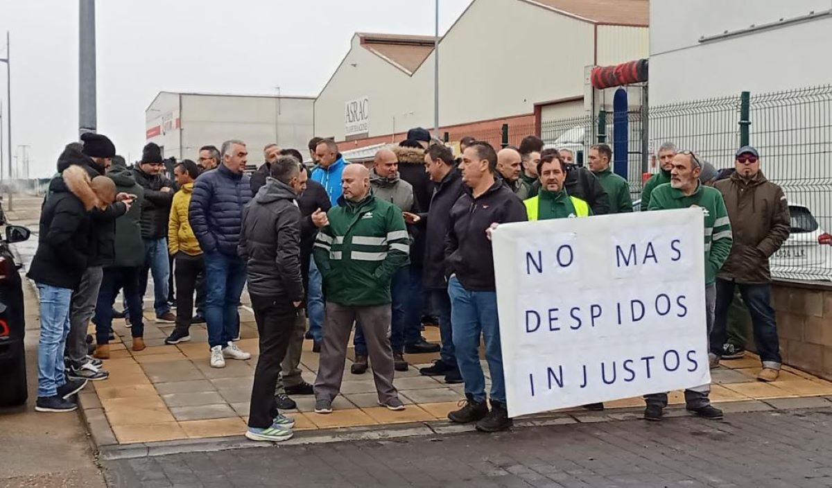 Imagen de la protesta de los trabajadores de Acotral pidiendo la readmisión del compañero despedido