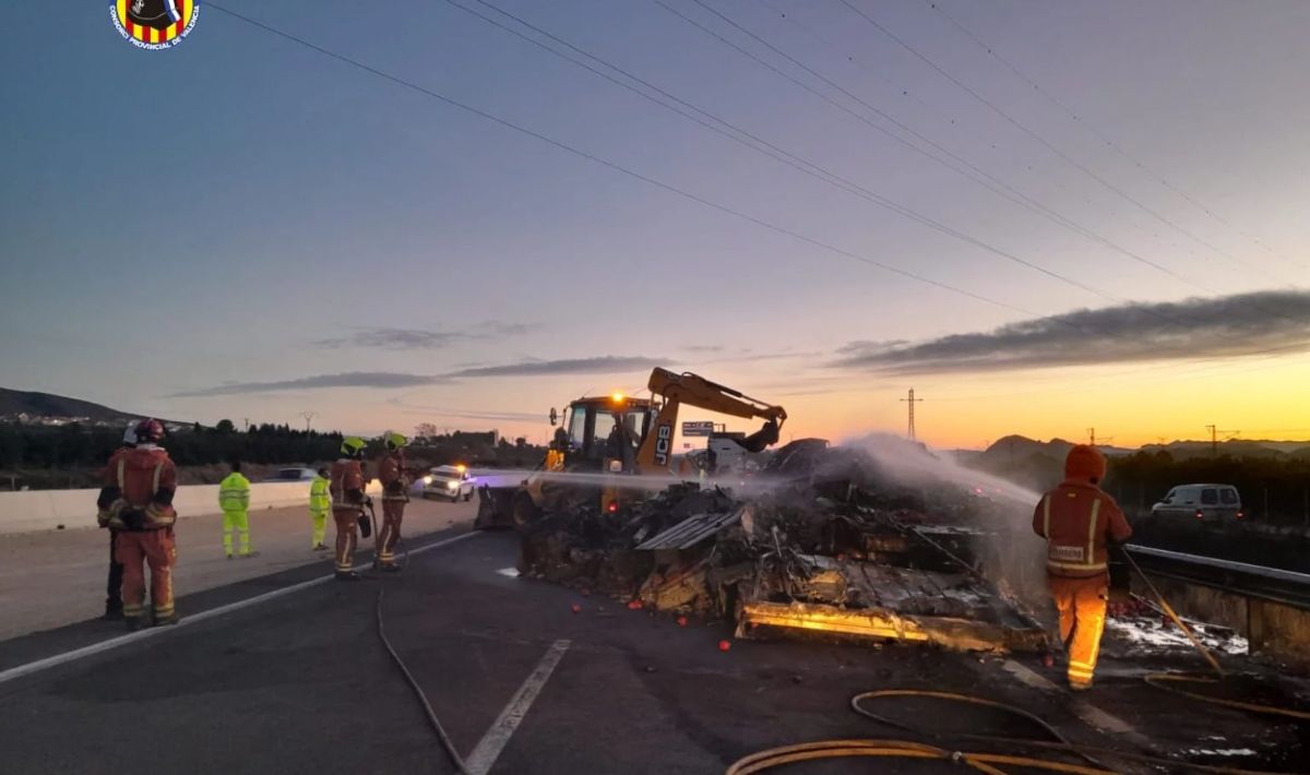 Los bomberos sofocando el fuego del vehículo incendiado. Foto: CPBV