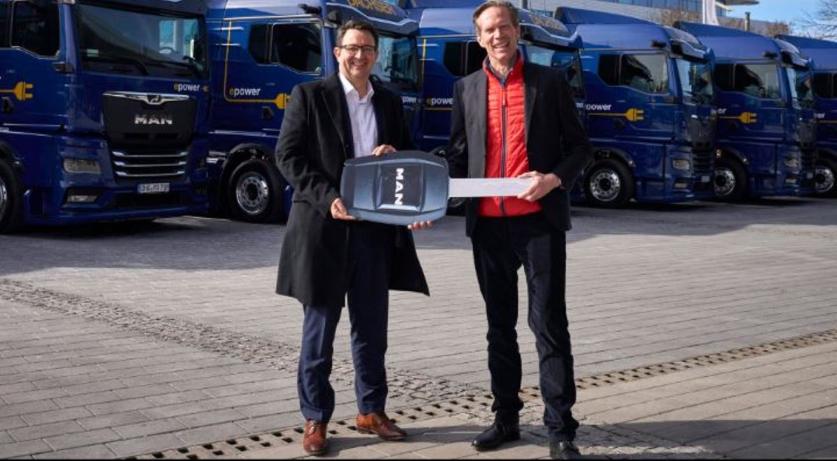 Entrega solemne de llaves: Stefan Hohm de DACHSER (izquierda) y el Dr. Frederik Zohm de MAN. Fuente de la imagen: MAN