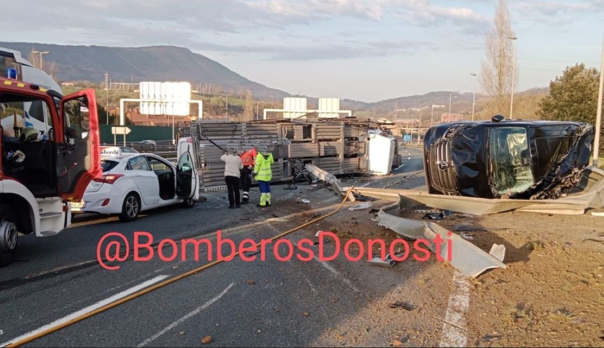 Imagen del camión accidentado. Foto: @BomberosDonosti