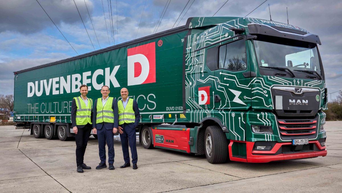 Recepción del MAN eTGX en su primer viaje para Volkswagen Group Logistics en Wolfsburg: (de izquierda a derecha) Simon Motter, director de Volkswagen Group Logistics, Christian Vollmer, miembro del Consejo de Dirección de Producción y Logística de la marca Volkswagen Turismos y miembro de la Dirección Ampliada del Grupo, y Hakan Bicil, CEO del Grupo Duvenbeck