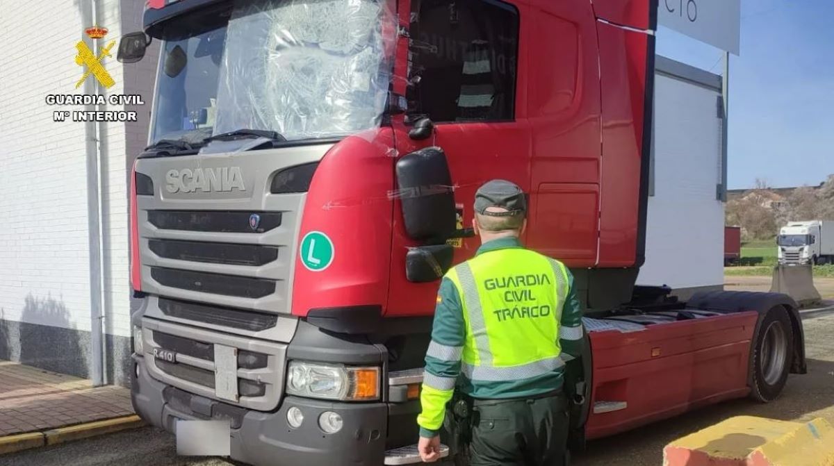 Imagen del camión accidentado. Foto: Guardia Civil