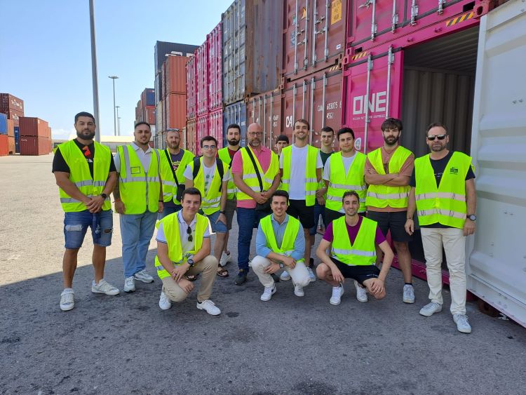 Alumnos de la 3ª edición durante la visita a las instalaciones de TransBase Soler