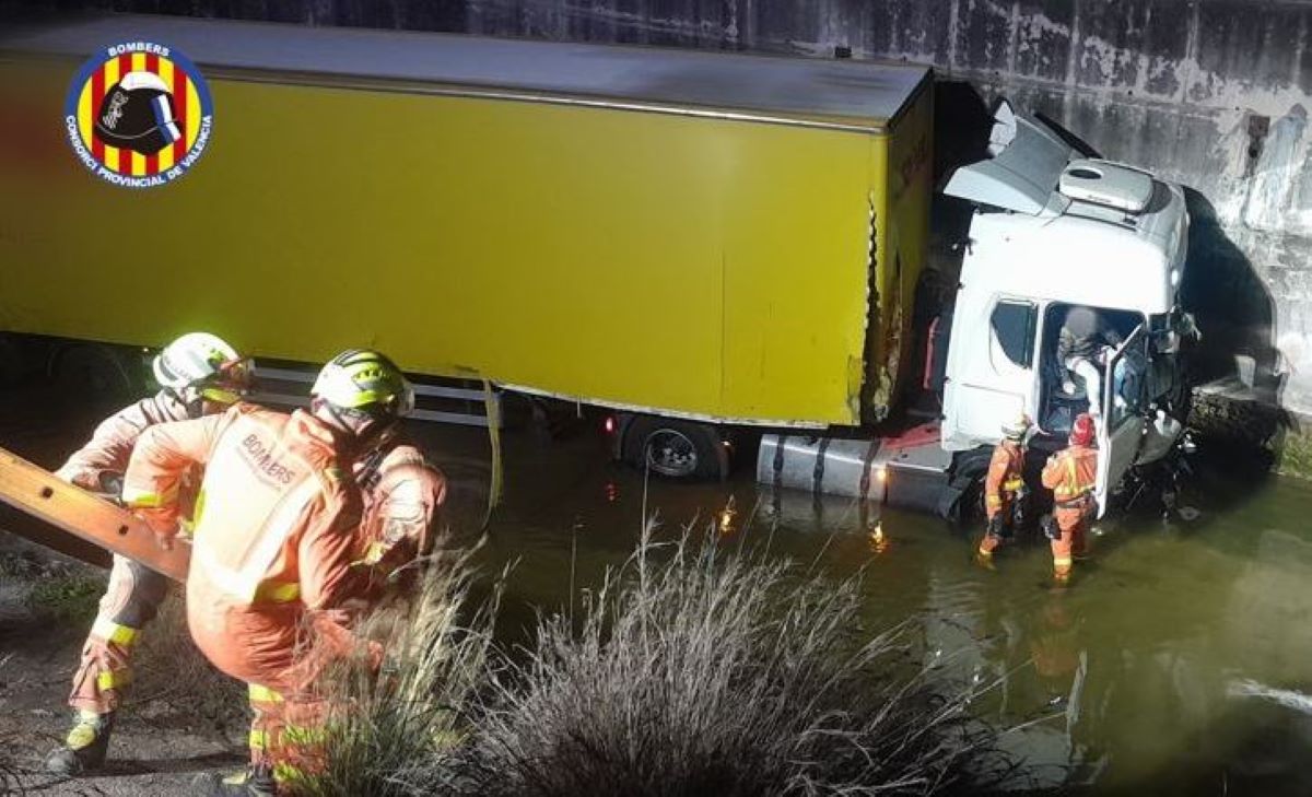 Rescate del camionero. Foto: @BombersValencia