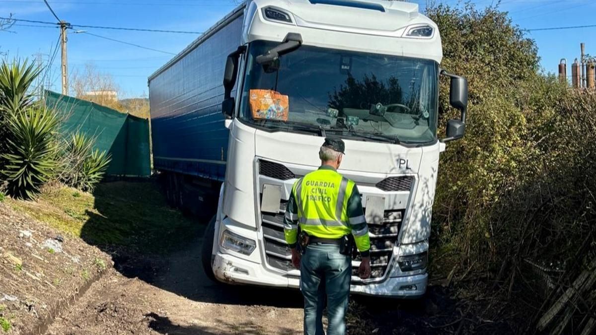 Imagen del camión atascado. Foto: Guardia Civil