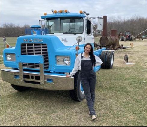 Grayce Emmick fotografiado con el Mack modelo R el día que llegó por primera vez a su granja.