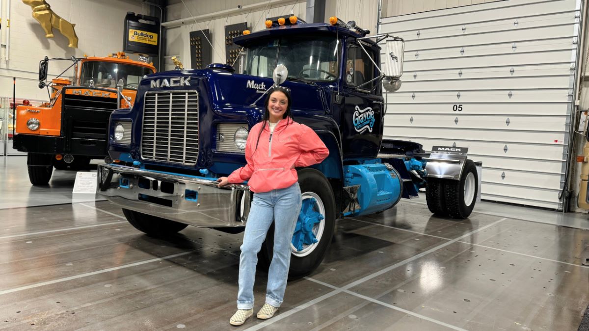 Grayce Emmick, agricultora de octava generación, se encuentra frente a un Mack modelo R restaurado después de donarlo al Museo Histórico de Camiones Mack. Fotos y vídeo: Mack