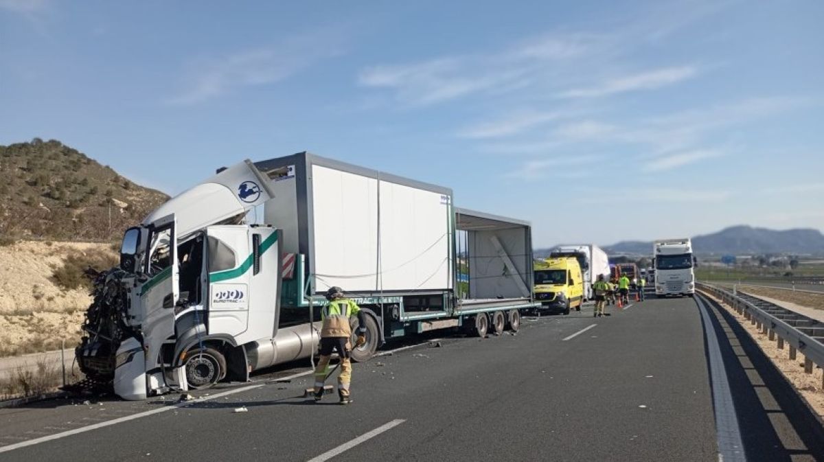 Imagen de uno de los camiones accidentados. Foto: Bomberos Región de Murcia