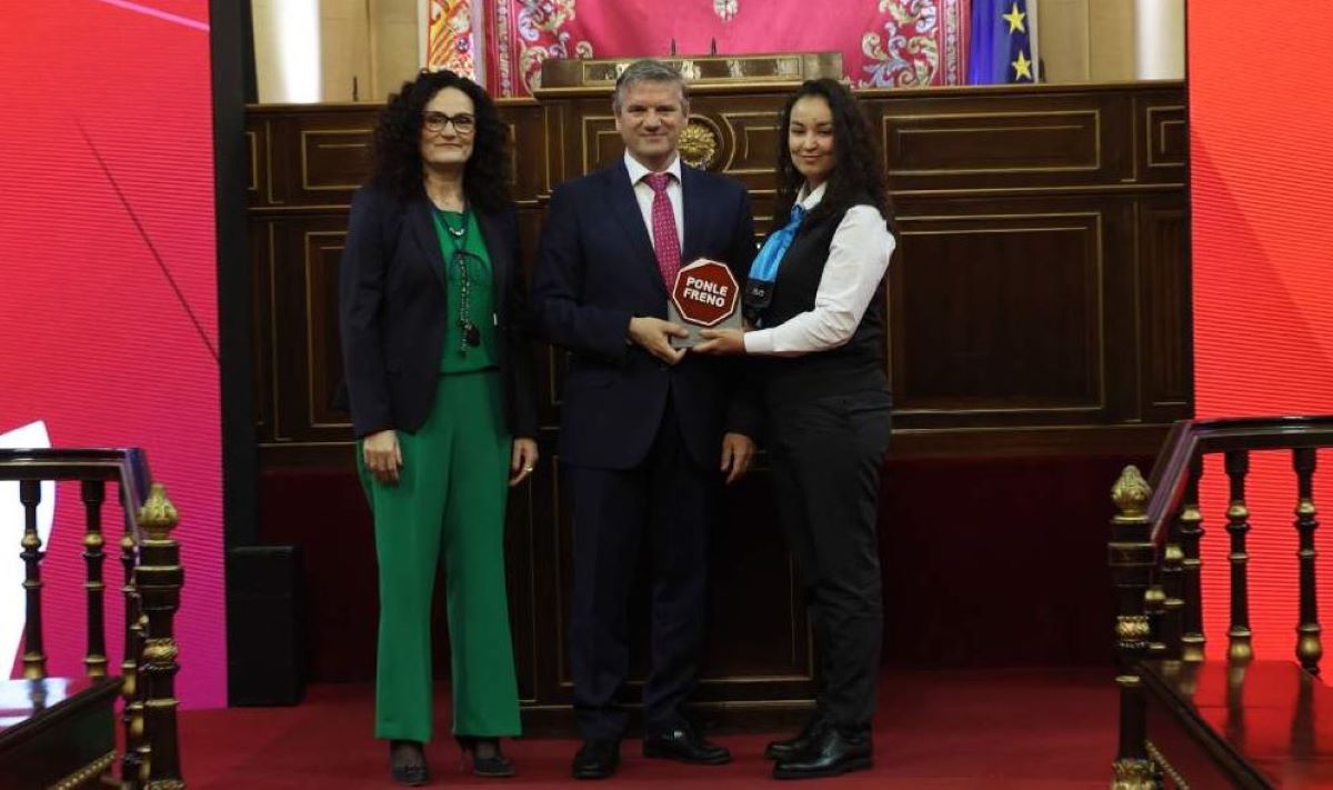 Víctor López, director de Alsa España, recogiendo el premio. Foto: Alsa