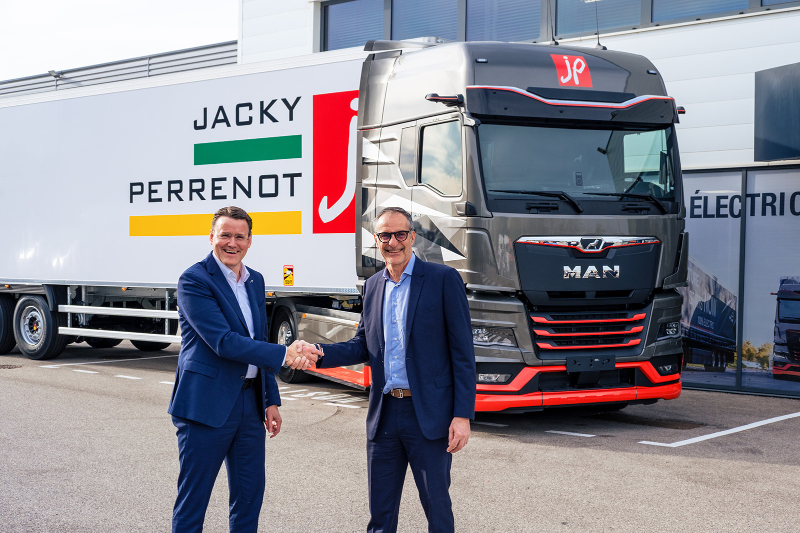 Alexander Vlaskamp (izquierda), CEO de MAN Truck & Bus, y Philippe Givone, presidente del Grupo Jacky Perrenot, en la entrega del primer eTruck. Foto: MAN Truck&Bus