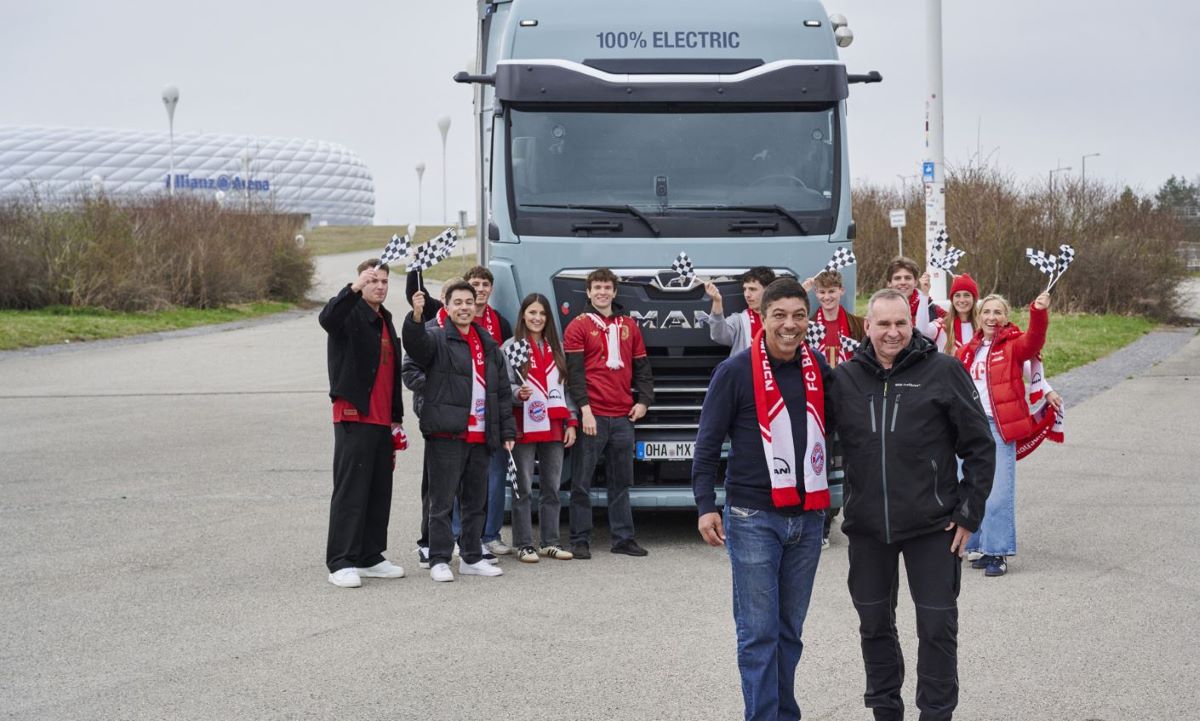 Después de 3400 kilómetros, el MAN Polarexpress ha llegado a su destino: La leyenda del FC Bayern Giovane Élber (delante a la izquierda) y los aficionados del FC Bayern saludan al experto en MAN eTGX y MAN ProfiDrive Thomas Walch en el Allianz Arena. Fotos y vídeo: MAN Truck&Bus