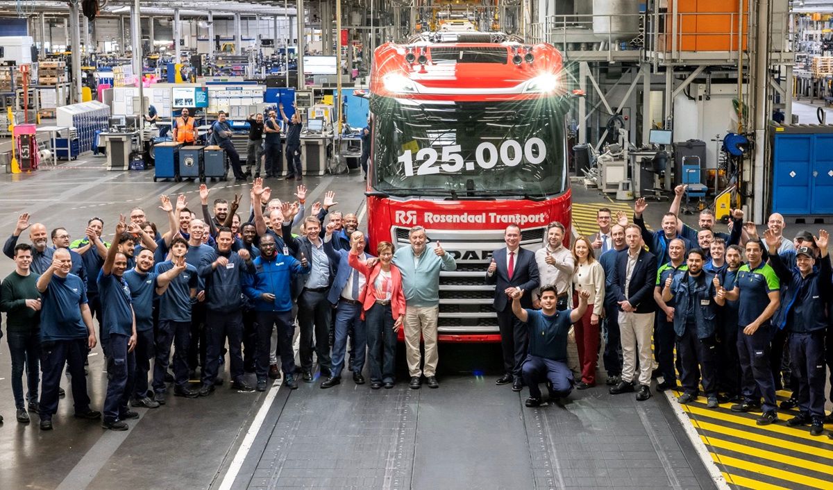Stefan Rosendaal, de Rosendaal Transport, recibió las llaves de su flamante DAF XG 480 4x2 Efficiency Champion, el camión DAF de nueva generación número 125.000 en salir de las líneas de producción de DAF. Foto: DAF Trucks