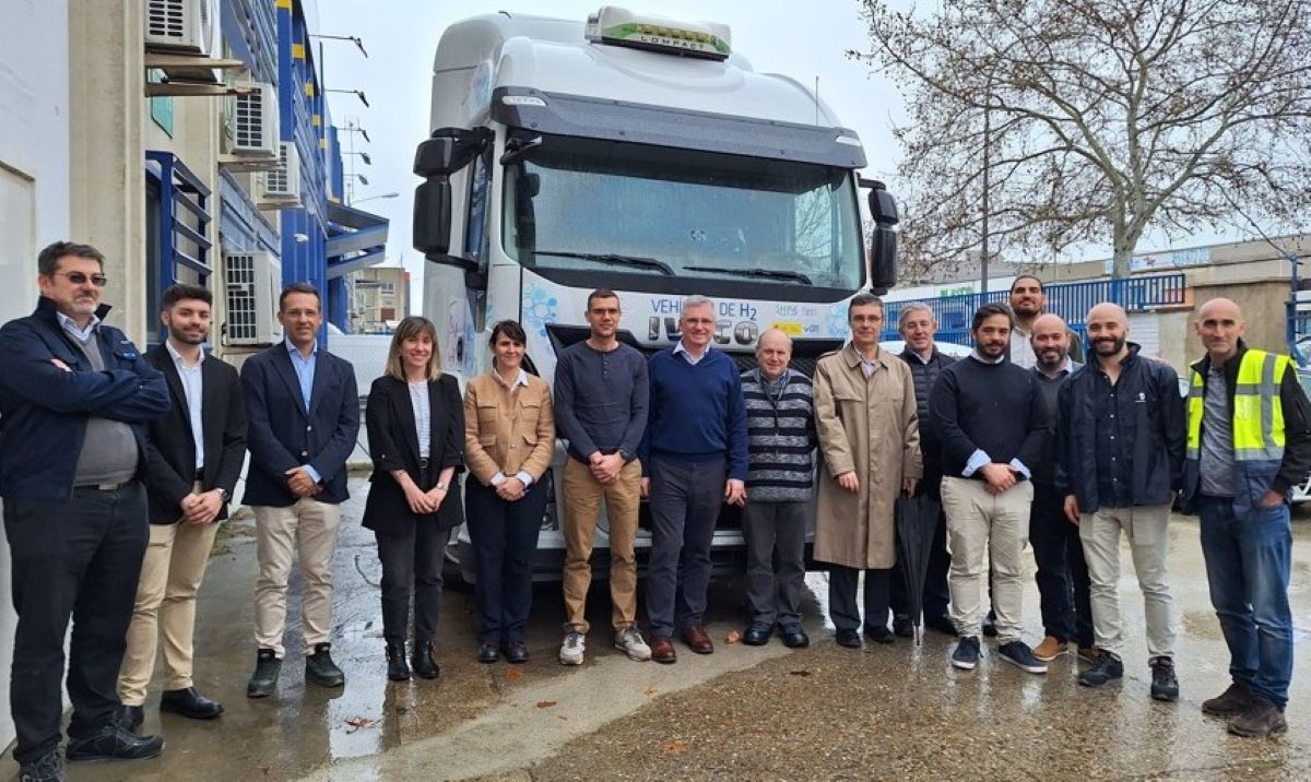 Empleados de las empresas colaboradoras del proyecto junto a la cabeza tractora de hidrógeno. Foto: FM Logistic