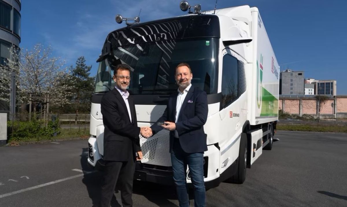 Marc Pühler, DB Schenker y Christoph Fitz, Volvo Trucks Alemania en la entrega del vehículo. Foto: Volvo Trucks