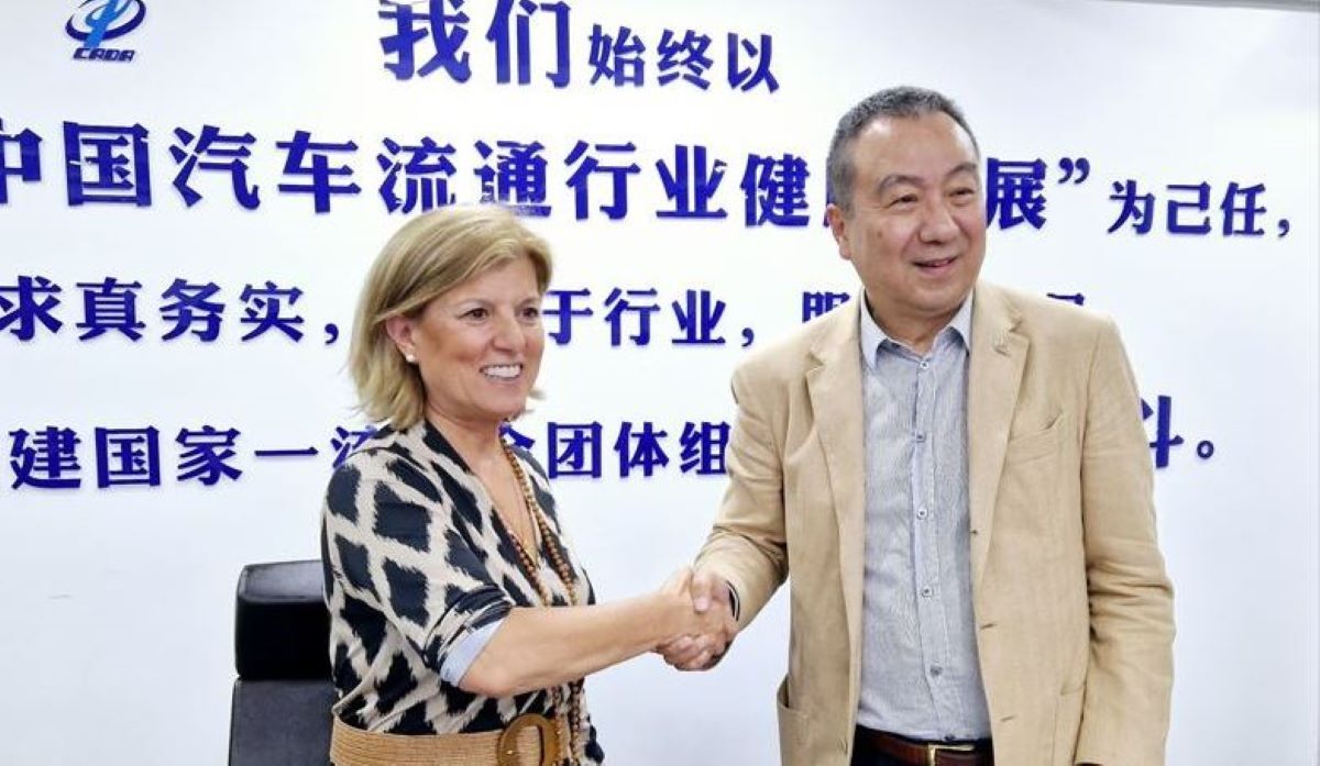 La presidenta de Faconauto, Marta Blázquez, y el presidente de CADA, Shen Jin Jun. Foto: Faconauto