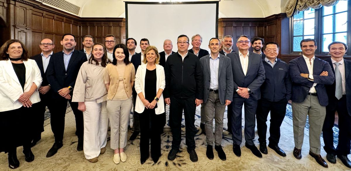Los representantes de la patronal española y china. Foto: Faconauto