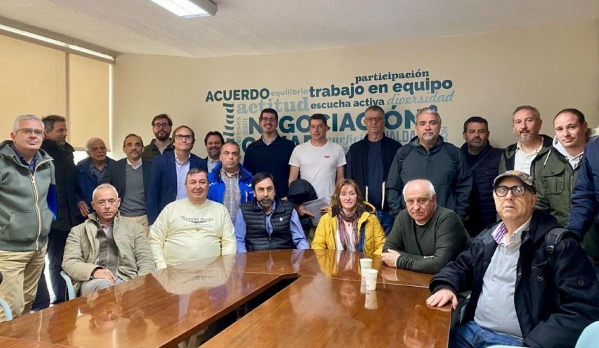 Representantes sindicales y patronales durante la firma del convenio. Foto: CCOO