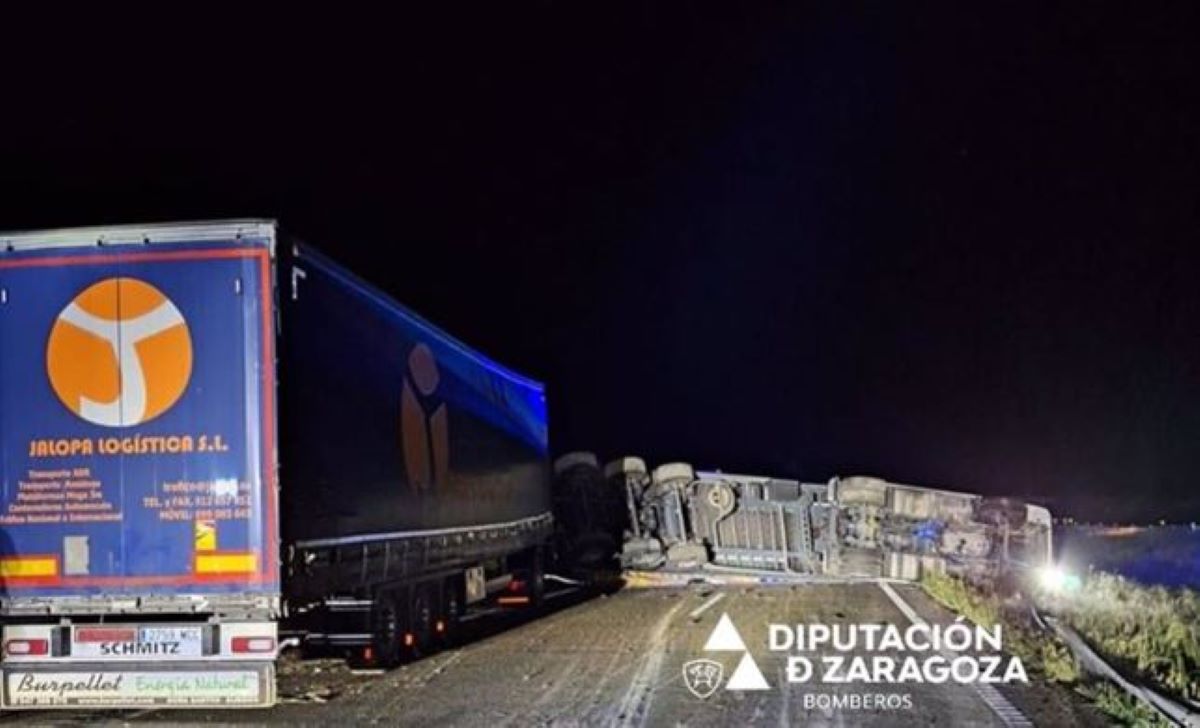 Imagen del camión volcado. Foto: DPZ