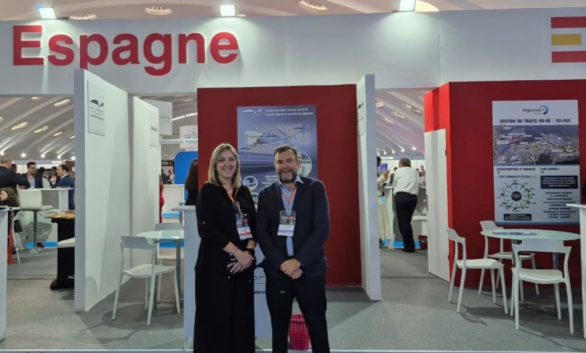 Alberto Ordobás, analista de Mercados de la Oficina Económica y Comercial de España en Casablanca, junto a Cristina Rodríguez, responsable de contenedores de la Autoridad Portuaria de València.