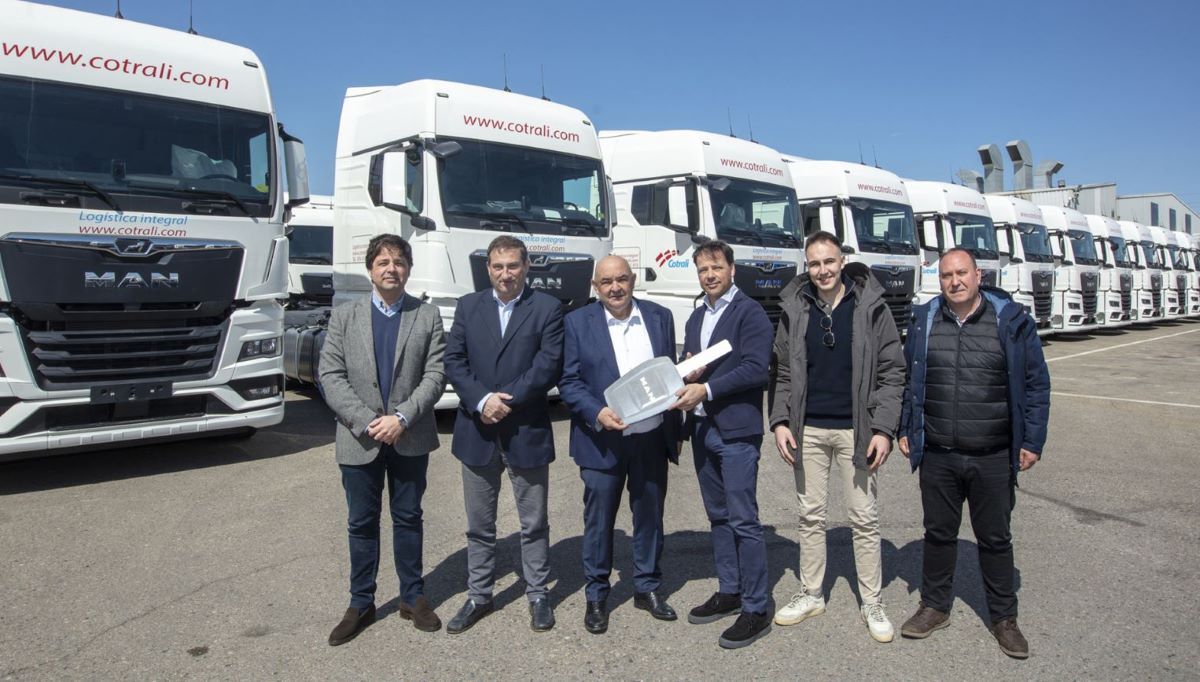 De izquierda a derecha: Manuel Villar (Director comercial, Lizaga, s.a.) José Antonio Herrero (Gerente Lizaga, s.a.) Vicente Jaime (Gerente COTRALI) Ricardo Villar (Comercial Lizaga, s.a.) Mario Jaime (COTRALI, adjunto al director) Tomás Lucas (Encargado Flotas COTRALI). Fotos: MAN Truck & Bus Iberia