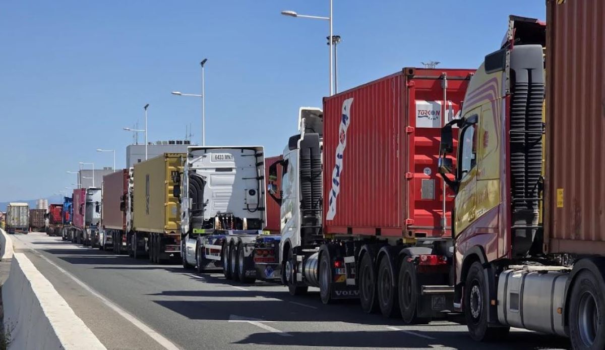 Camiones esperando a la entrada de un puerto. Foto; Fenaport