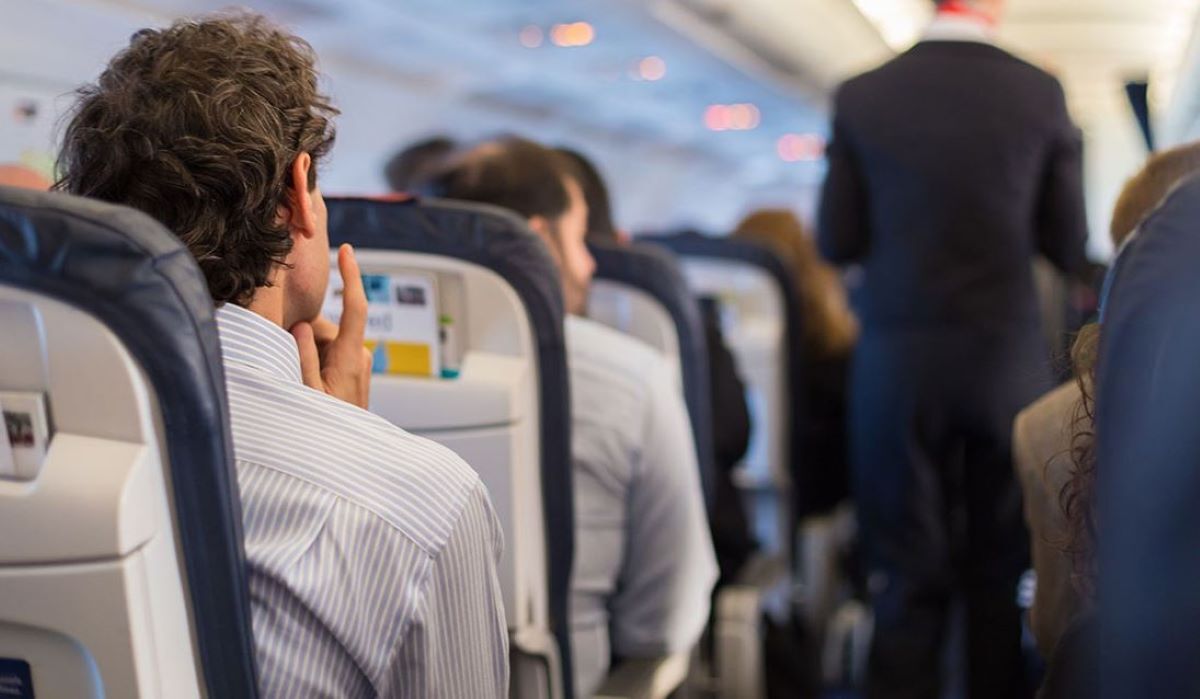 El Parlamento Europeo se enfrenta al Consejo por la drástica reducción de los derechos de los pasajeros aéreos. Imagen de pasajeros en un avión. Foto de archivo