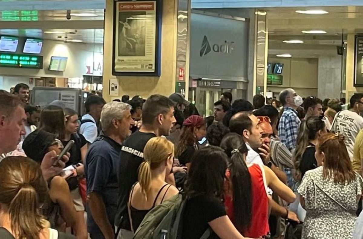 Viajeros de tren en la estación de Chamartín