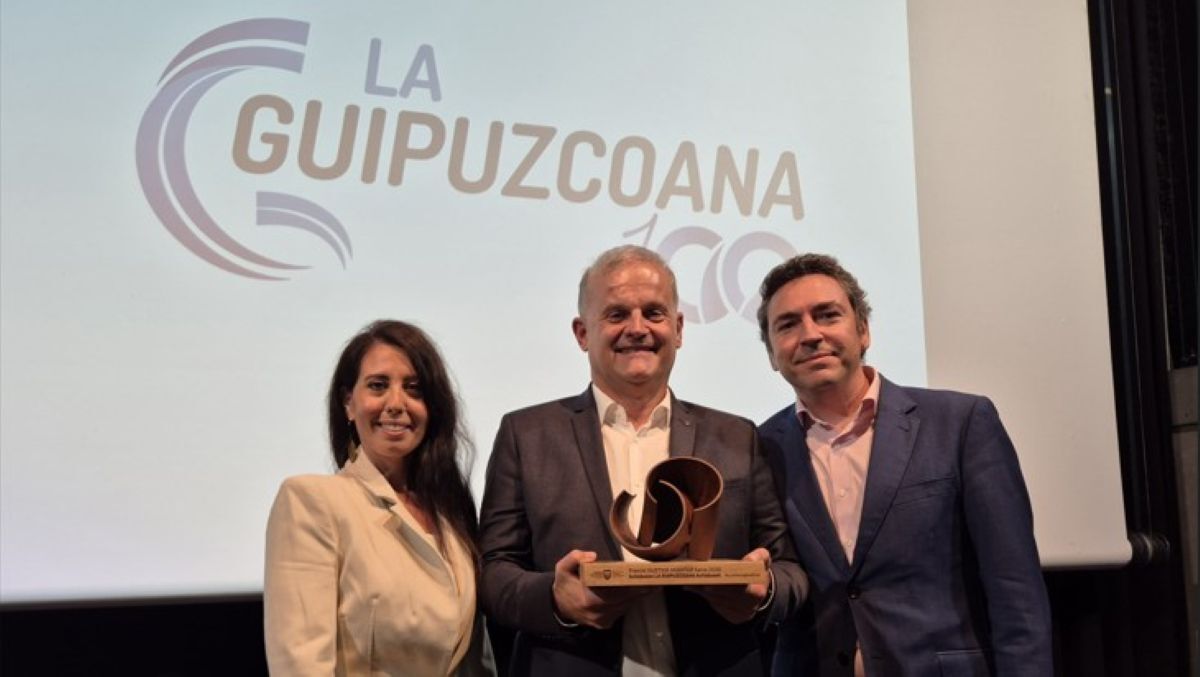 De izq. a dcha. Azahara Domínguez, José Luis Iraeta y Juan Manuel Sierra. Foto: DIREBUS