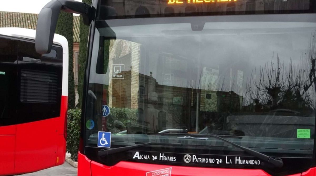 Imagen de autobuses de Alcalá de Henares. Foto de archivo
