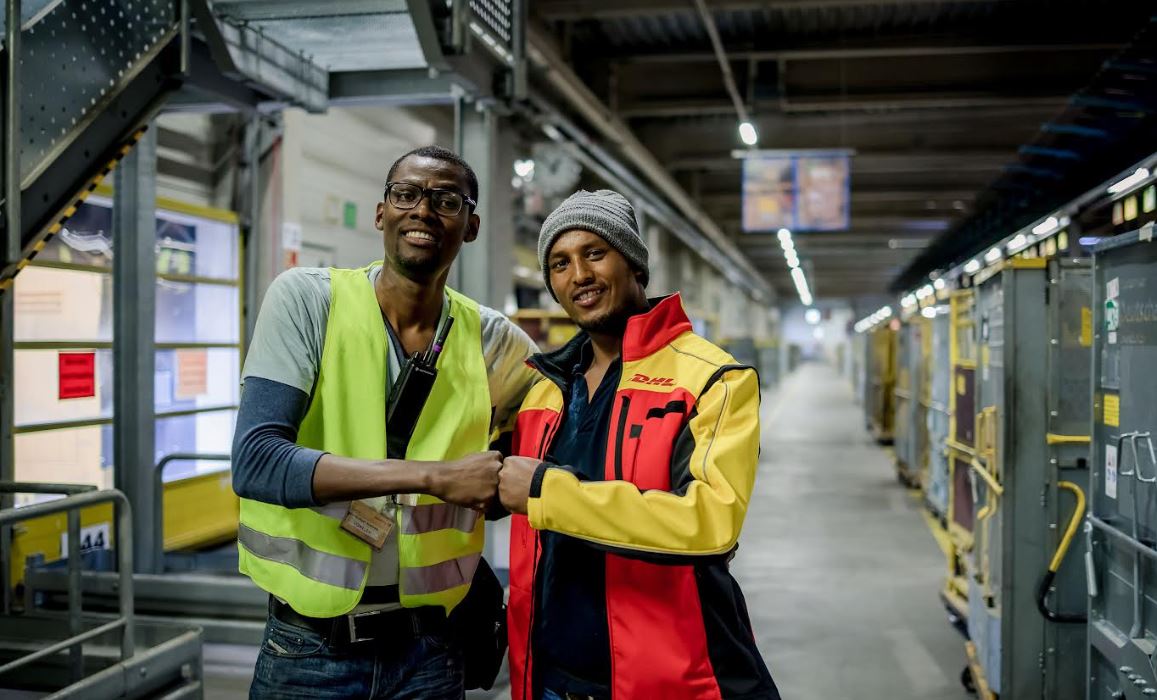 DHL Group ha integrado en la empresa en 10 años más de 30.000 refugiados. Foto:DHL Group