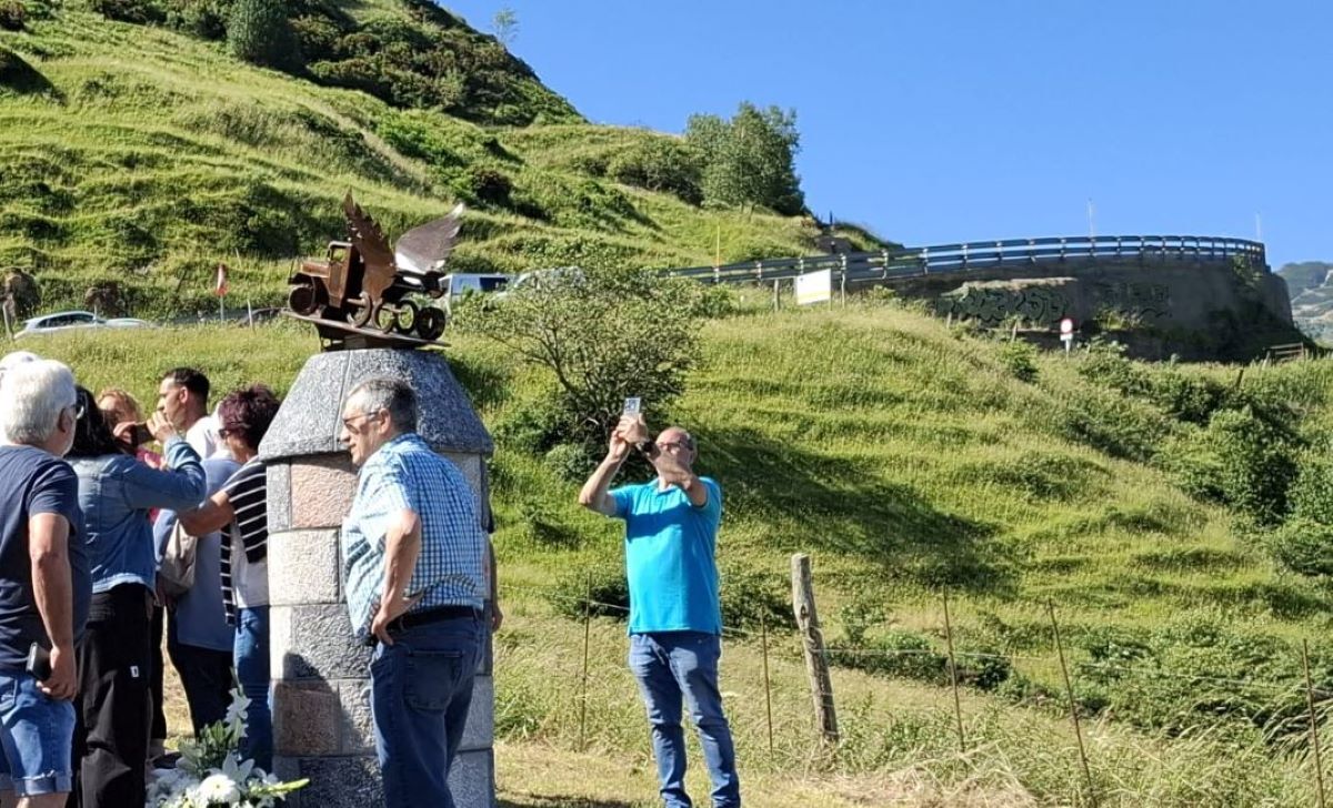 Imagen del monumento a Isaac García Álvarez y la curva del 17% en el Puerto de Pajares. Foto: Julio Gómez-Diario de Transporte