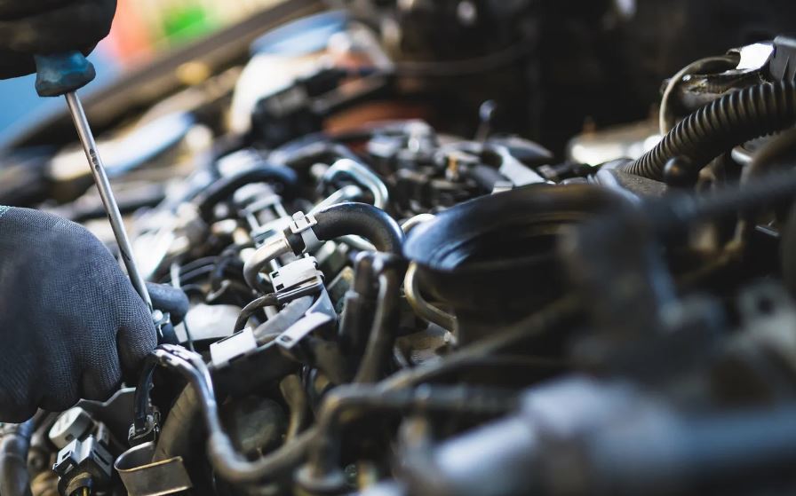 Revisión del motor de un coche