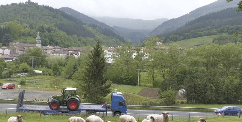 Un camión por una carretera de Vizcaya