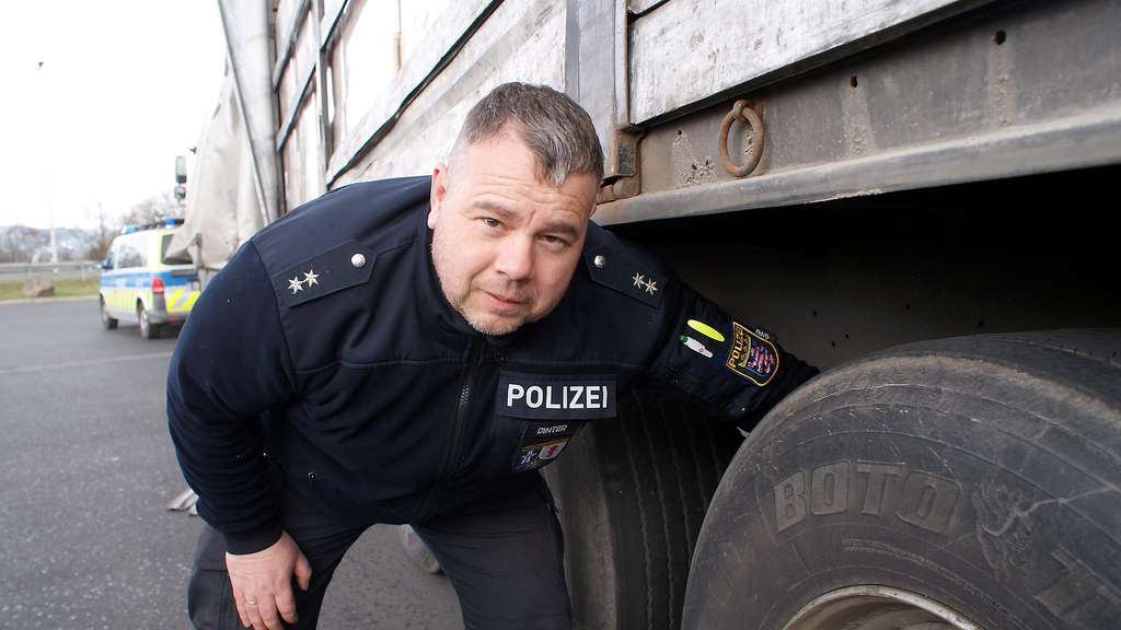 Autobahnpolizei Bad Hersfeld zieht schrottreifen Lkw aus Bulgarien aus dem Verkehr, Aral-Tankstelle Bad Hersfeld, Windeln geladen
