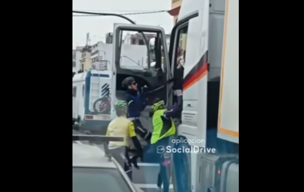 Imagen de 3 ciclistas agreden a un camionero con una navaja.