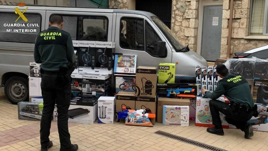 Agentes con parte de la mercancía incautada