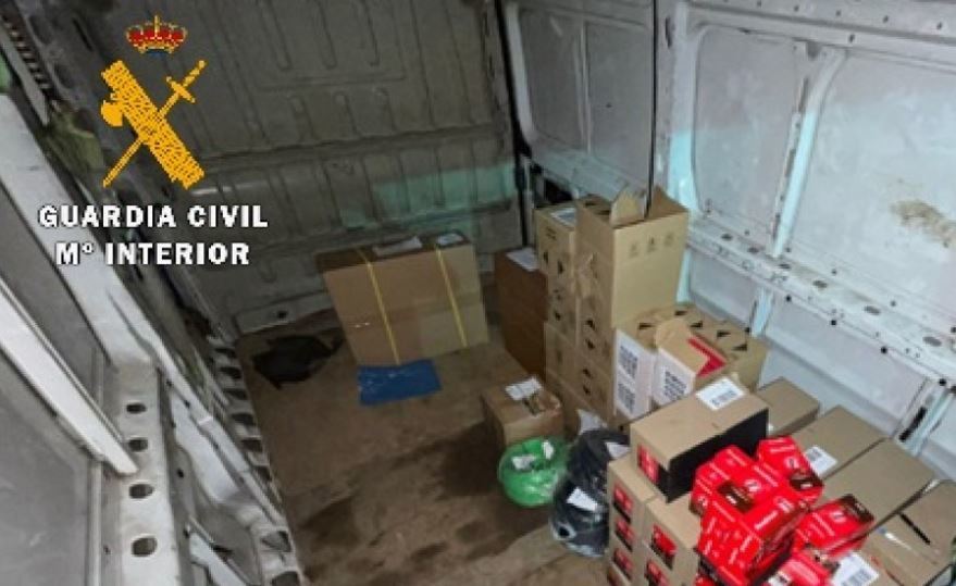 Imagen de la mercancía recuperada valorada en 19.500 euros y los detenidos