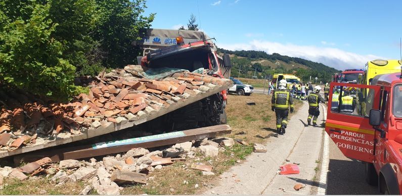 Imagen del camión accidentado