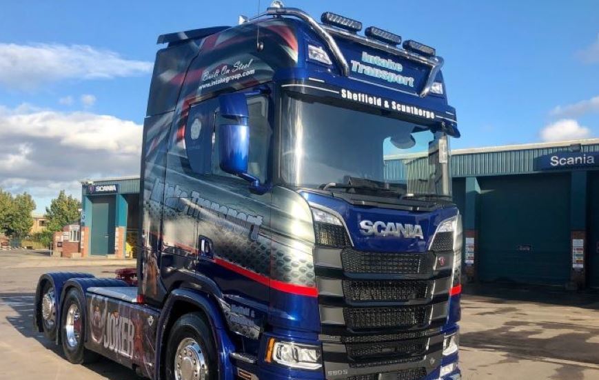 3 tractoras Scania 660 S V8 para Intake Transport con una decoración muy especial.