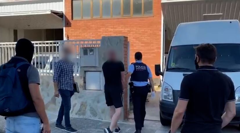 Imagen del traslado de uno de los detenidos