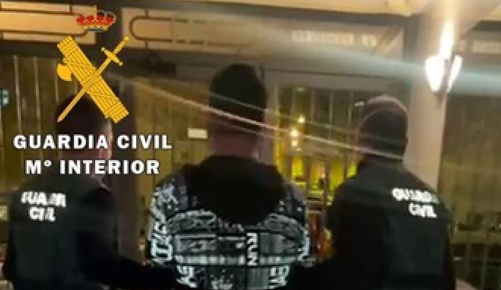 Imagen de los detenidos por robar productos de alta cosmetica de un camión