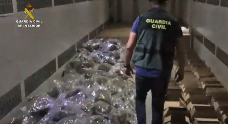 Imagen de la droga intervenida en el interior de un camión