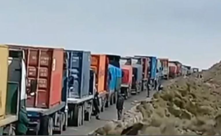 Camiones parados en la frontera de Bolivia y Chile