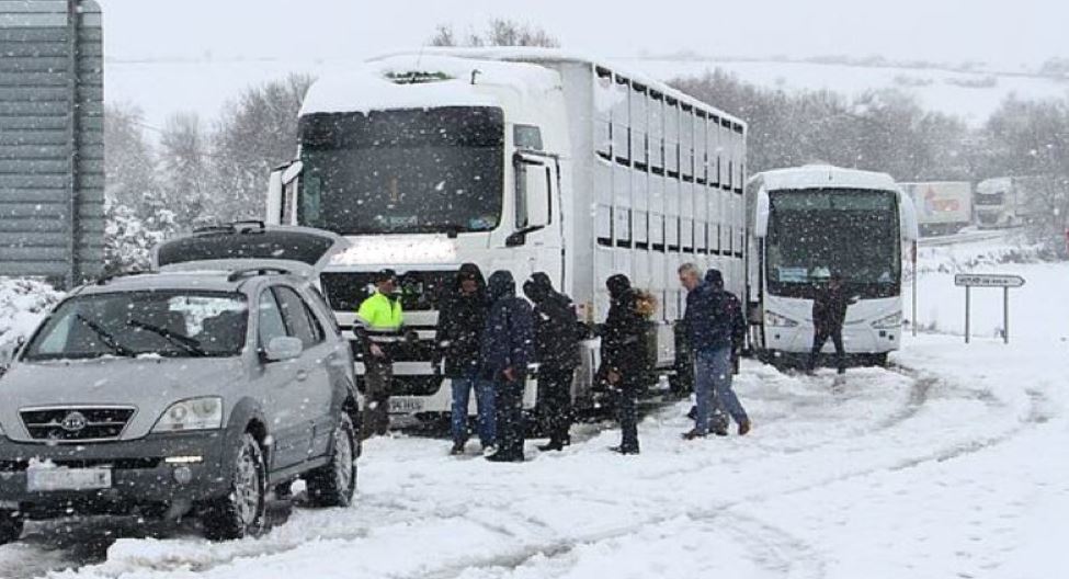 Un camión y un autobús afectados por las nevadas