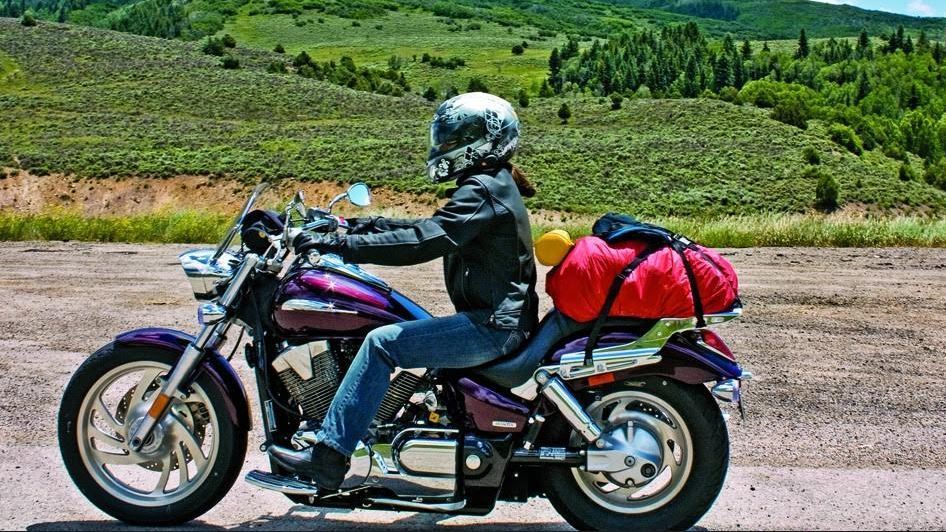 Una mujer en moto