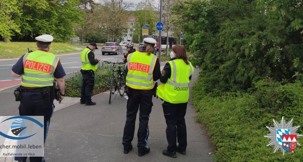 Imagen de agentes de policía alemanes que hacen cumplir las leyes a los ciclistas